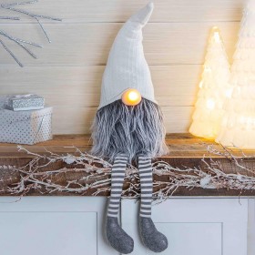  Dekorative Akzente für das Wohnen im Innenbereich | Beleuchteter Weihnachtswichtel mit baumelnden Beinen von Plow & Hearth