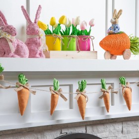  Dekorative Akzente für den Innenbereich | Plow & Hearth Rosa Hase mit künstlichem Tischdekor-Set