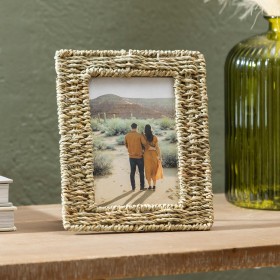  Dekorative Akzente für das Wohnen im Innenbereich | Plow & Hearth Rattan-Bilderrahmen mit Staffelei-Rückseite, 4"L x 6"H Foto