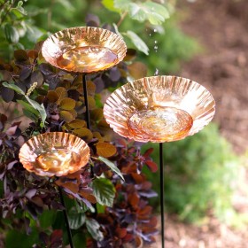  Vogeltränken für draußen | Plow & Hearth Kupfer-Vogeltränke-Gartenpfahl, klein, 15,2 cm Durchmesser.