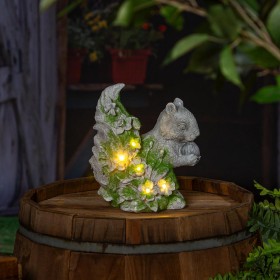  Gartenstatuen für draußen | Plow & Hearth LED-Statue eines Eichhörnchens aus Kunstharz mit Moosbedeckung, 23 cm hoch