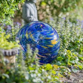  Gartenkugeln für draußen | Plow & Hearth Kunstglas-Gartenkugel mit Wirbelmuster und Ständer, Königsblau