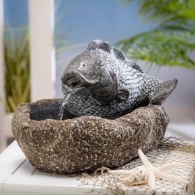  Outdoor Living Outdoor-Brunnen | Plow & Hearth Fisch auf Felsenbrunnen