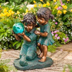  Εξωτερική διακόσμηση με ηλιακή ενέργεια | Παιδιά με άροτρο και εστία με γλυπτό ηλιακής μπάλας