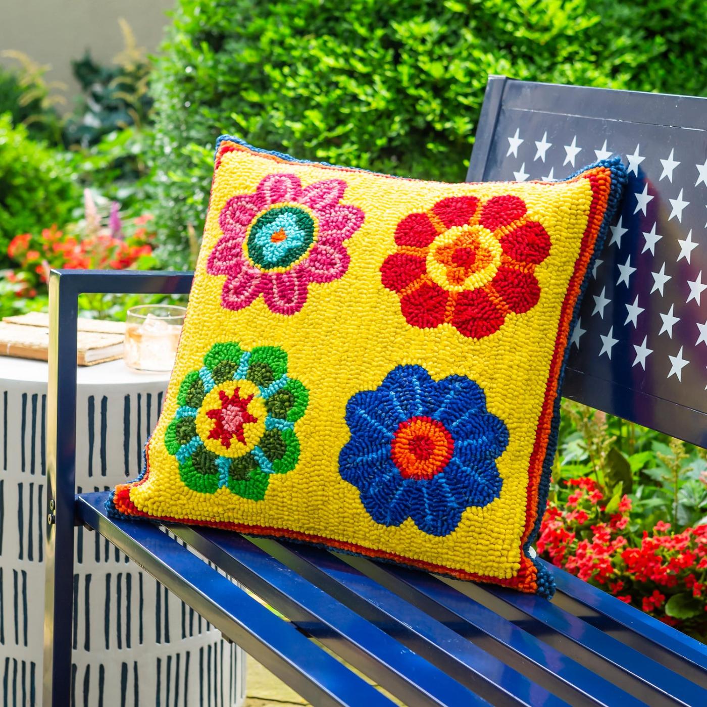  Venkovní dekorační polštáře | Dekorační polštář Plow & Hearth s květinovým motivem Palermo a zavěšeným polypropylenem pro vnitřní/venkovní použití